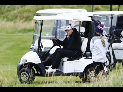 Trump bara a golf in Scozia, il video virale sui social media