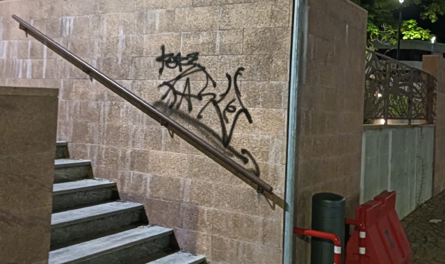 Le scritte comparse sul muro della scalinata