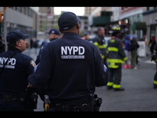 Sparatoria a Nyc, colpiti un agente e due persone