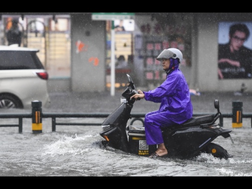 Forti piogge a Pechino, 30 morti e 80 mila sfollati