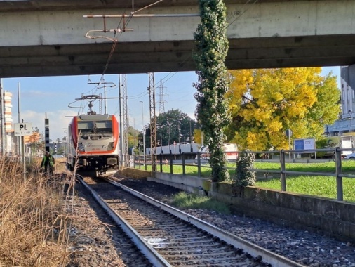 Uomo travolto e ucciso da un treno in stazione a Voghera