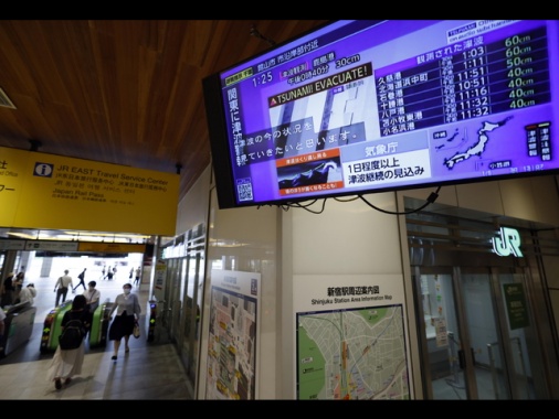 Media, tsunami con onde fino a 1,3 metri in Giappone