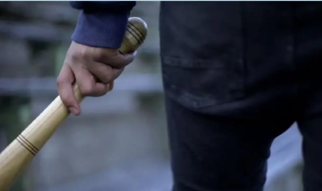 Difendono un’anziana: aggrediti a bastonate