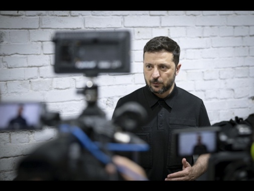 Zelensky, colpito edificio residenziale a Kiev