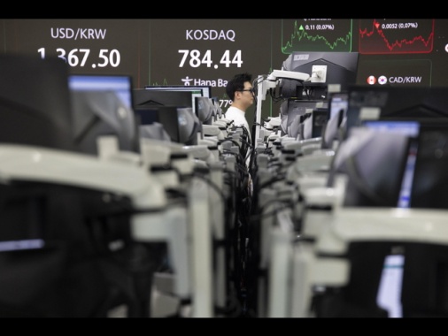 Borsa: l'Asia chiude contrastata tra dazi e banche centrali