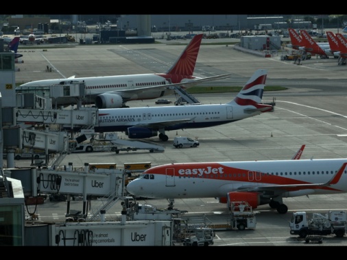 Controllo aereo in tilt, oltre 150 voli cancellati in Gb