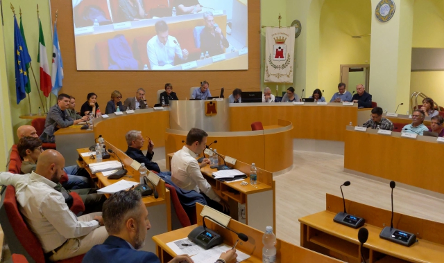 Saronno, inno nazionale in Consiglio