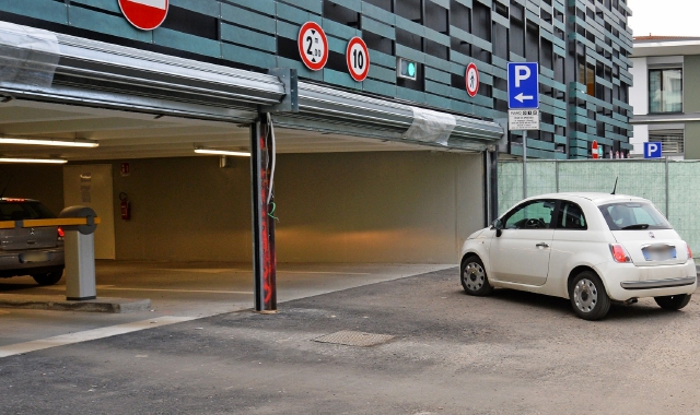 L’ingresso del parcheggio multipiano in via Sempione