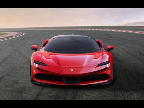 Ferrari crolla in Borsa (-10%), deludono i ricavi e le consegne