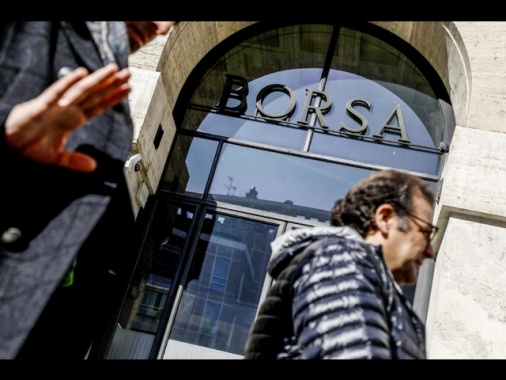 Borsa: l'Europa incerta con i conti, Ferrari affossa Milano