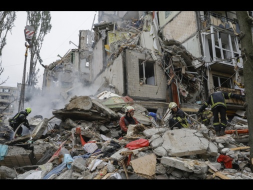 Zelensky, '31 vittime nell'attacco russo di ieri a Kiev'