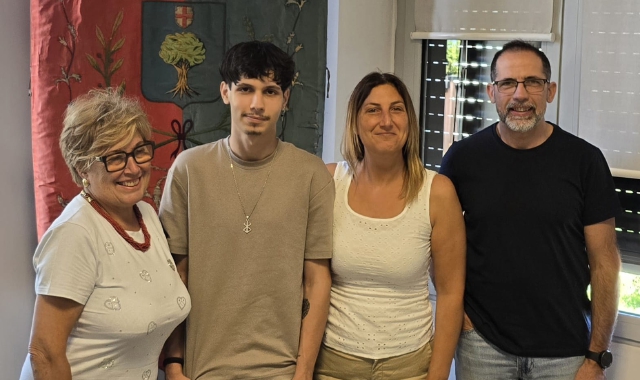 La sindaca Nuccia Berra con Riccardo Landonio e i genitori del giovane