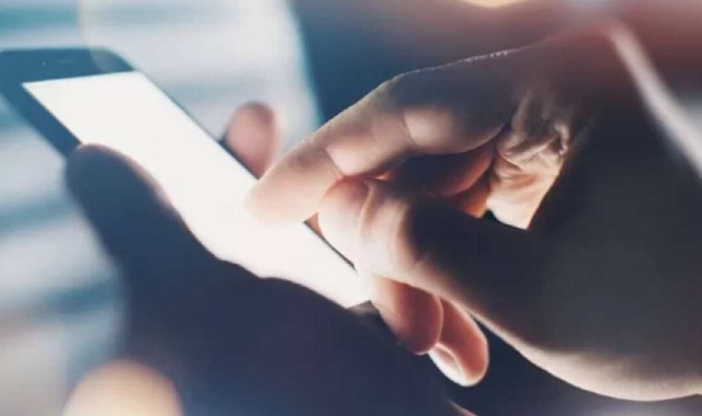 Si spaccia per donna in chat e truffa disabile