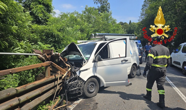 Furgone contro guard rail, due feriti