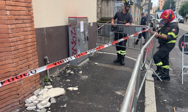 Calcinacci dalla sede delle Poste, transenne in via Como