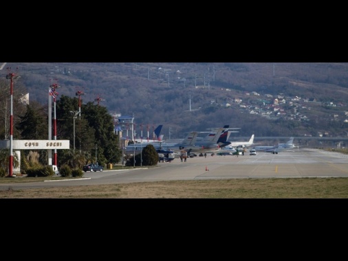 Droni ucraini su Sochi, in fiamme deposito di petrolio