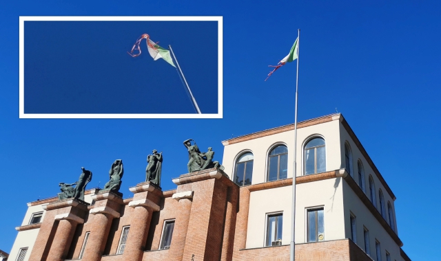 La bandiera italiana davanti al palazzo centrale delle Poste a Varese