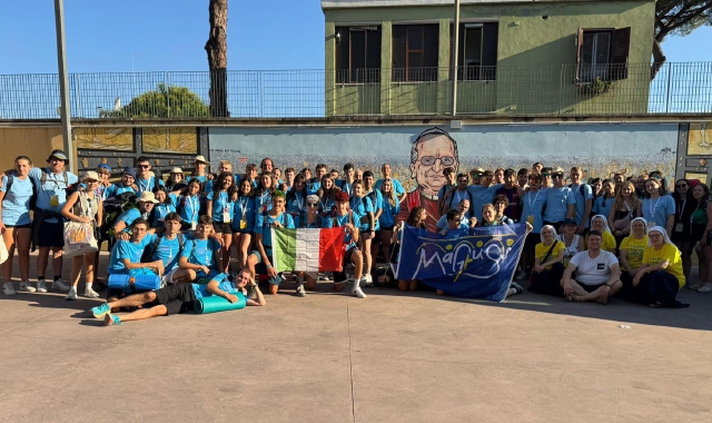 I ragazzi del decanatodi Varese che hanno partecipato al Giubileo dei Giovani con alcuni sacerdoti