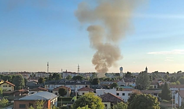 Baracca in fiamme, finestre chiuse a Cerro