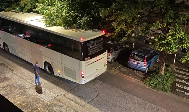 Il mezzo ha percorso in retromarcia un tratto di via Tamagno 