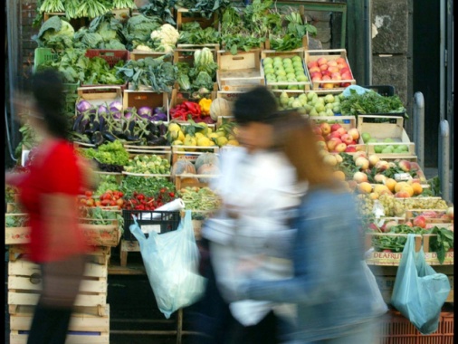 Consumi, a Milano si spende più del doppio che a Foggia