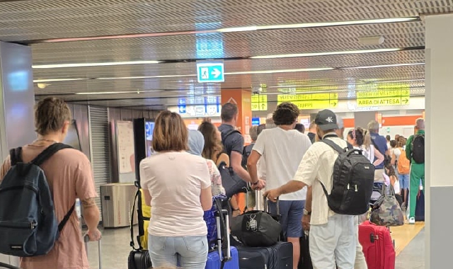 Passeggeri in coda al Terminal 2: qui le nuove regole sono in vigore solo al passaggio prioritario