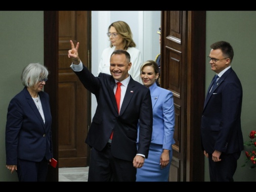 Polonia, giura il nuovo presidente Karol Nawrocki