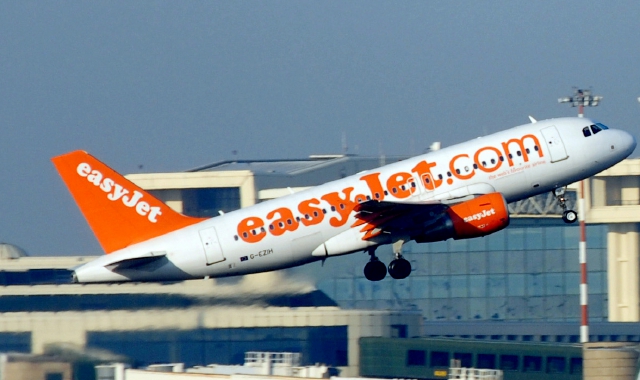 Un aereo easyJet decolla da Malpensa (foto Archivio)