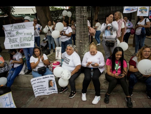 A Caracas gruppi paramilitari attaccano madri detenuti politici