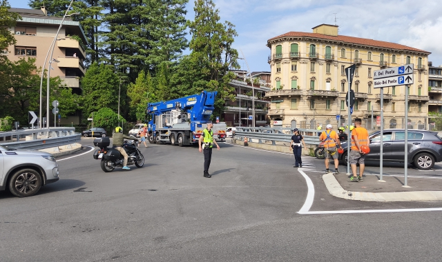 Lavori in largo Flaiano, code in mattinata