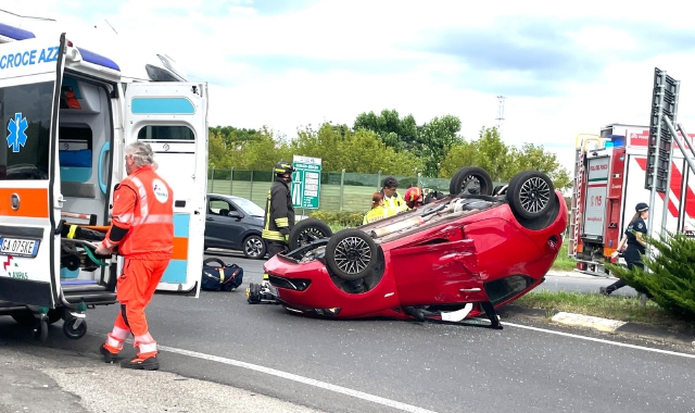 L’auto ribaltata all’altezza dello svincolo di Origgio-Uboldo (foto Domenico Ghiotto/BLITZ)