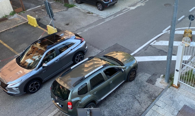 Varese, auto contromano in via Tamagno