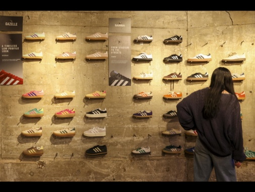 Adidas lascia il contratto collettivo. Sindacati: inaccettabile