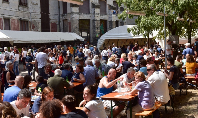 Gli alpini di Varese promuovono la festa in vetta (foto Archivio)