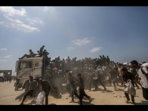 Media, 14 civili uccisi da Idf a Gaza, 8 aspettavano aiuti