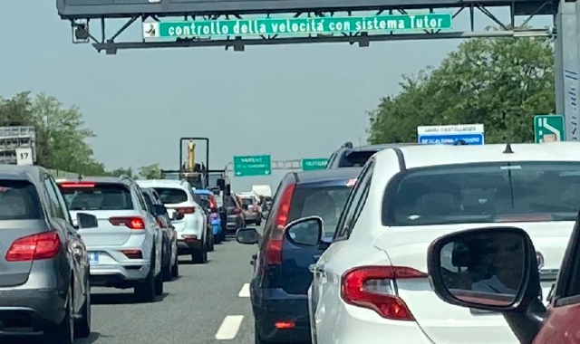 Code in direzione Milano sull’Autolaghi  (foto Archivio)