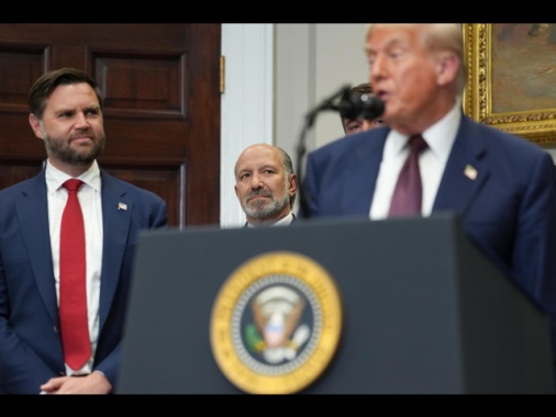 Vance, Trump valuta se punire Pechino sul petrolio russo