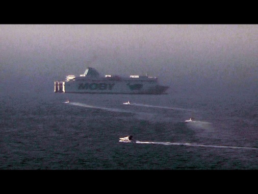 Incendio sul traghetto per Napoli, sarà trainato in porto