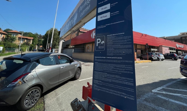 Il parcheggio del supermercato di via Sanvito a Varese impone un limite di tempo alla sosta gratuita. Poi sanzione di 40 euro