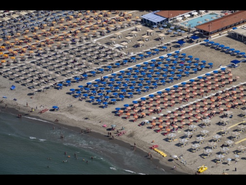 Codacons, stangata su vacanze estive. Prezzi spiagge +3,4%