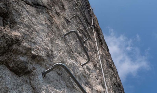 Un tratto impegnativo della ferrata “La Miccia”