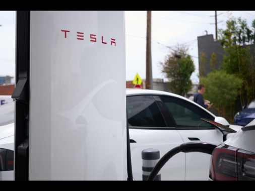 Tesla guarda al mercato Gb, in lizza per fornire energia solare