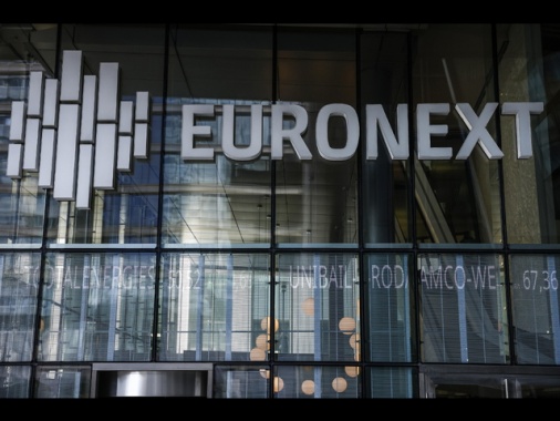 Borsa: Europa in ordine sparso con Wall Street, Milano in parità