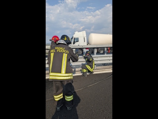 Cisterna a fuoco su A1, code sino a 10 chilometri