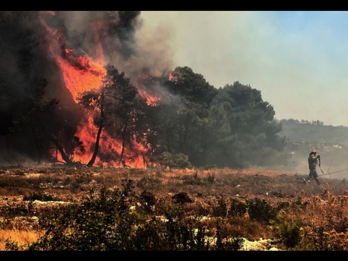 Incendio nell'isola greca di Zante, evacuati insediamenti