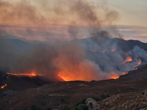 In Grecia continua la lotta contro molteplici incendi