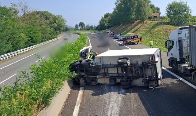 Il camion ribaltato sulla A26