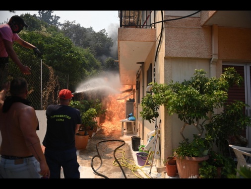 Grecia, un incendio raggiunge i sobborghi di Patrasso