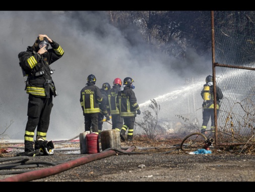 Stop ai treni a Grosseto per incendio, evacuato un albergo