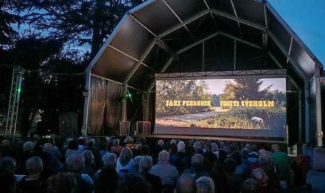 La proiezione di “100 litri di birra” ai Giardini Estensi